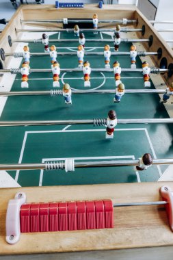 Kırmızı ve mavi oyuncularla oynanan masa futbol maçı. Futbol oyunu.