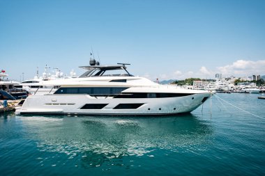 Güzel malikanelerin yakınındaki rıhtımda demirlemiş bir yat.