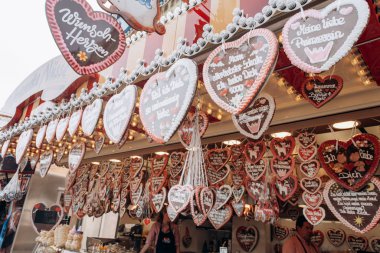 Alman Noel Pazarında Zencefilli Kalpler. Almanya 'daki bir fuarda üzerinde Almanca yazılar bulunan geleneksel zencefilli ekmek.