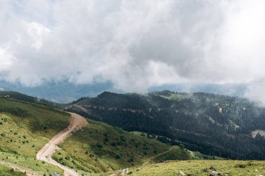 Sırttaki Issız Dağ patikası. Dağların arasından geçen patikanın görüntüsü