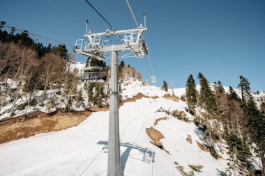Cableway Kayak Asansörleri. Dağlarda teleferik var. Teleferiğin yanındaki dağlarda ağaçlar.