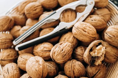 Fındıkkıran ve ceviz büyük bir kasede