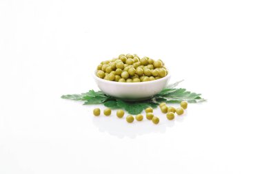 Beyaz bir arka plan üzerinde beyaz bir tabak bezelye