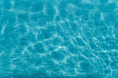 Güzel ferahlatıcı mavi yüzme havuzu suyu. Havuzdaki mavi suyun arka planı