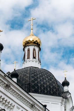 Hıristiyan tapınağının altın haçı. Ortodoks kilise binasının tepesinde.