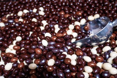 arka plan - tatlı yiyecek olarak çeşitli çikolatalar