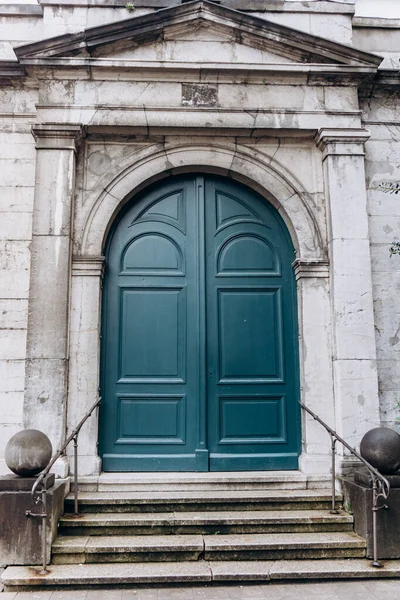 Eski ahşap kapı. Eski kapı. — Stok fotoğraf