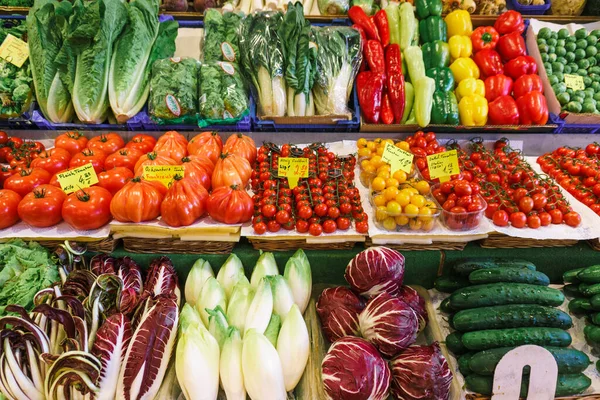 Плодоовочевий ринок. Багато різних свіжих фруктів і овочів . — стокове фото