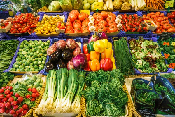 Mercado de frutas e legumes. Muitas frutas e legumes frescos diferentes . — Fotografia de Stock