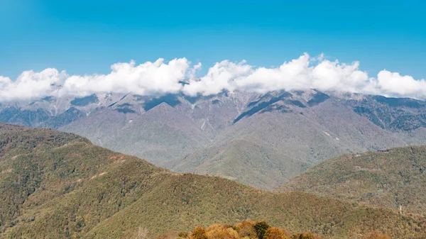 Charmig utsikt genom åren. Vacker utsikt över bergslandskapet. Vackra berg och himmel — Stockfoto