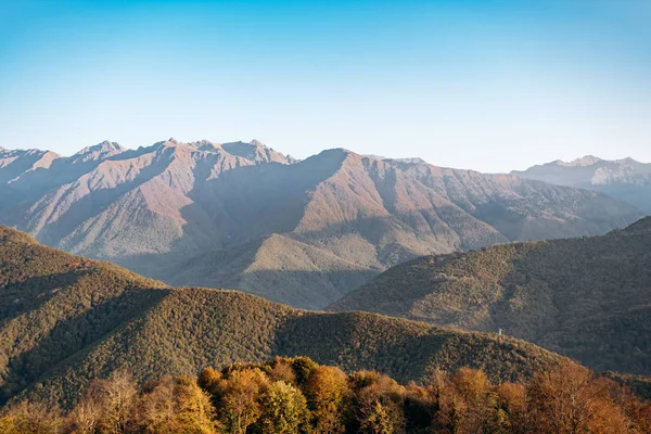 Vistas encantadoras ao longo dos anos. Bela vista da paisagem da montanha. Lindas montanhas e céu — Fotografia de Stock