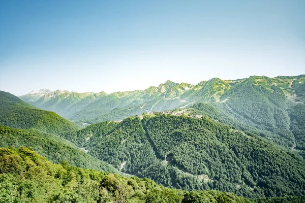 Vista de las montañas con paisaje de bosque verde — Foto de Stock