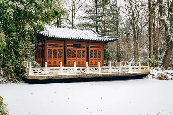 Japonský chrám v zimním parku. Krásný výhled na chrám v parku. — Stock fotografie