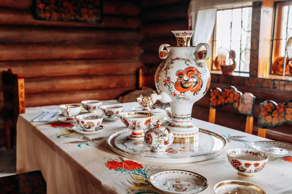 萨莫瓦在厨房里是俄罗斯风格的 — 图库照片
