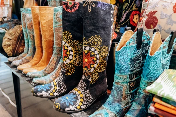 Schöne orientalische Stiefel auf der Ladentheke — Stockfoto