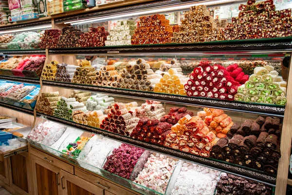 Dulces turcos en el bazar egipcio. Estambul. Un montón de dulces en el mostrador de la tienda . — Foto de Stock
