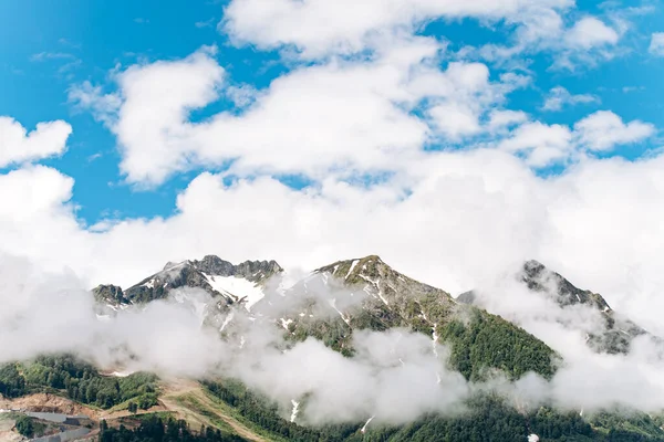 Mist en wolken boven de bergen. Prachtig uitzicht op de wolken over de bergen — Stockfoto