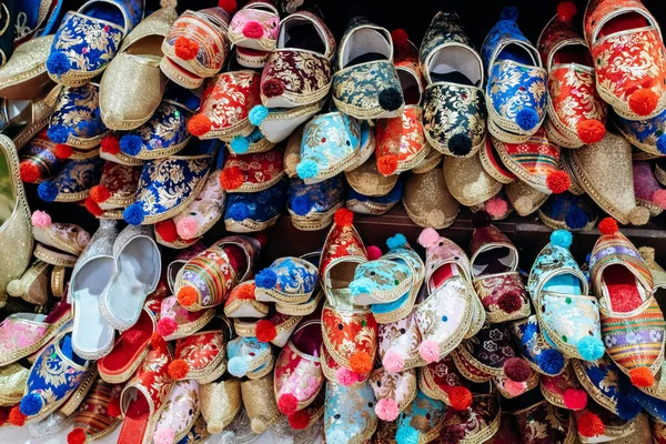 A lot of colorful shoes on the market. View of shoes on the market. — Stock Photo, Image