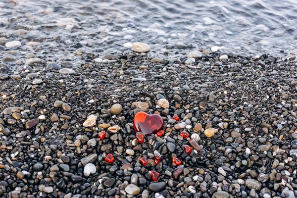 Piros szívek a zsindelyen a tenger közelében — Stock Fotó