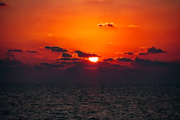 Hermosa puesta de sol caliente en el mar. Hermoso paisaje . — Foto de Stock