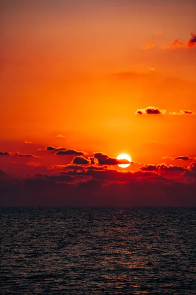 Belo pôr-do-sol quente no mar. Cenário bonito . — Fotografia de Stock