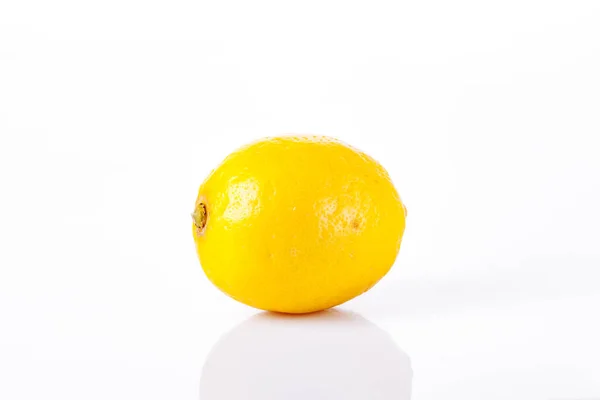 One ripe lemon on a white background — Stock Photo, Image