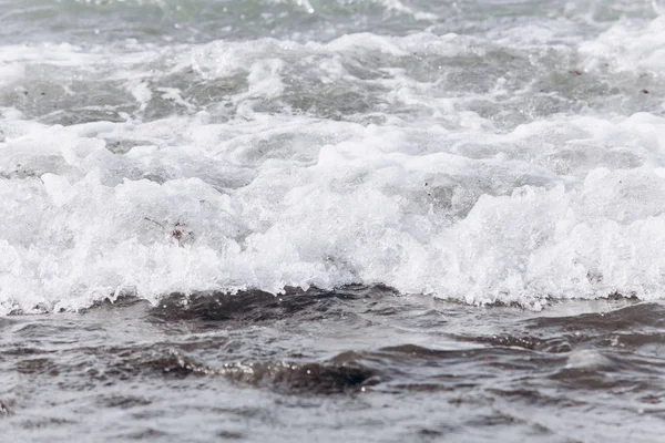 Golven op het strand. Een golf van water aan wal. — Stockfoto