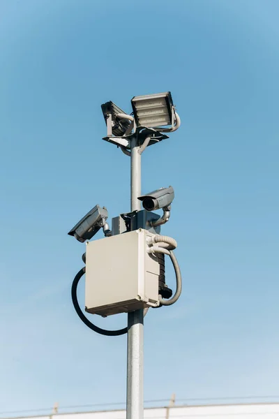 Telecamere di sicurezza su un palo vicino alla strada. Telecamera a circuito chiuso — Foto Stock