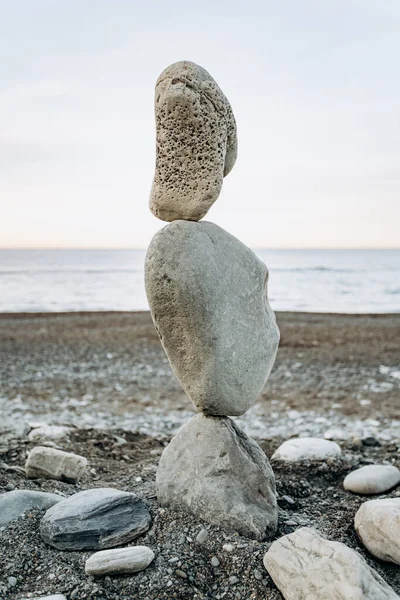 Kő alakzatok a parton. Gyönyörű alakok kövek a tenger hátterében. — Stock Fotó
