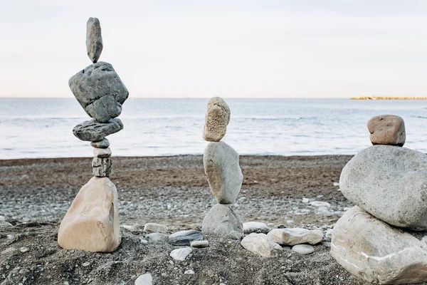 Figuras de piedras en la playa cerca del mar. Fondo marino y figuras de piedra . — Foto de Stock