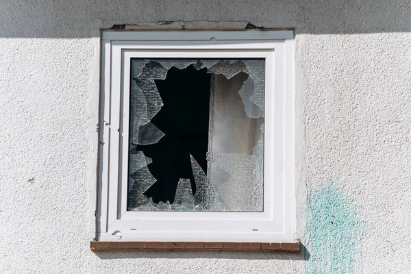 Gebroken ramen in het huis. Scherven van glas bleven in het raam. — Stockfoto
