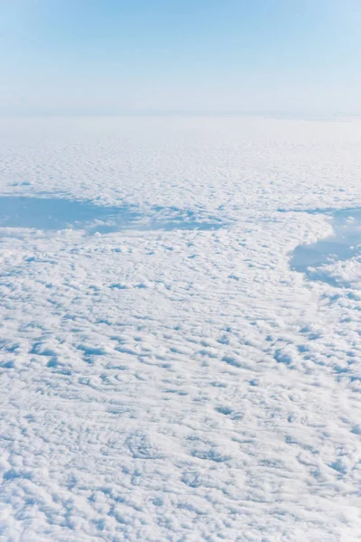 Cloudscape。蓝蓝的天空和白色的云。积云. — 图库照片