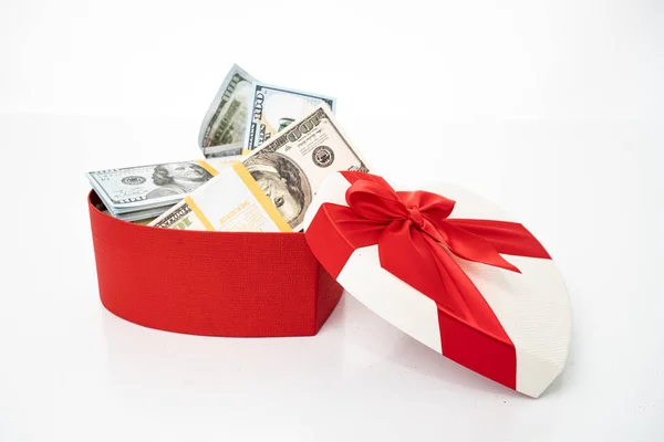 Pacchetto di dollari in scatola regalo cuore con fiocco isolato su bianco — Foto Stock