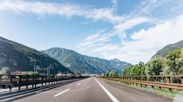 Mountain road. Mountain range. The road in the mountains. Roadway in the mountains. — Stock Photo, Image