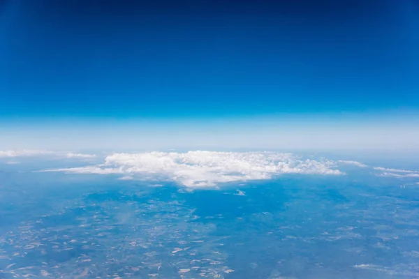 Wolken, een uitzicht vanuit vliegtuig raam — Stockfoto