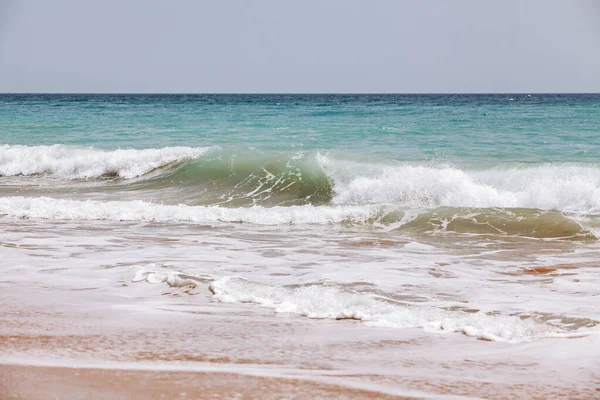 Vackra havsvågor. Vågor på en solig dag. Vy över vågorna ovanifrån — Stockfoto