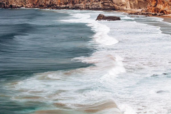 Portekiz, Algarve 'deki kayalardan deniz dalgalarının güzel manzarası — Stok fotoğraf