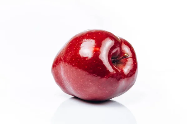 Manzana roja fresca sobre fondo blanco con hermoso reflejo —  Fotos de Stock