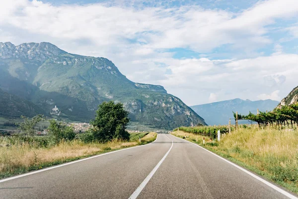 Road in a mountainous area. Beautiful road in the mountains — Stock Photo, Image