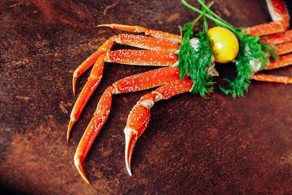 Komposition mit Krabben, Kräutern und Zitrone auf rotem Hintergrund — Stockfoto