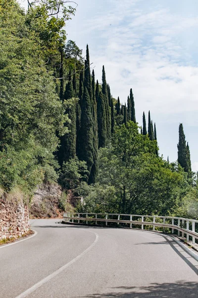 Strada panoramica in prossimità delle montagne. Pittoresca vista dal finestrino dell'auto . — Foto Stock