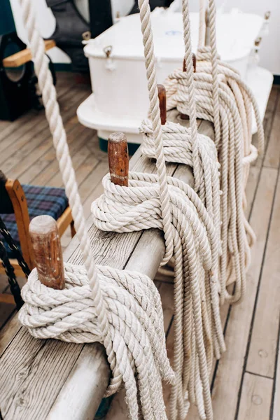 Antiguo velero, primer plano de tacos de madera con sogas náuticas amarradas . — Foto de Stock