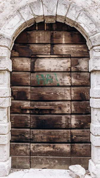 Puerta medieval arqueada con camino de recorte. Hermosa puerta antigua —  Fotos de Stock