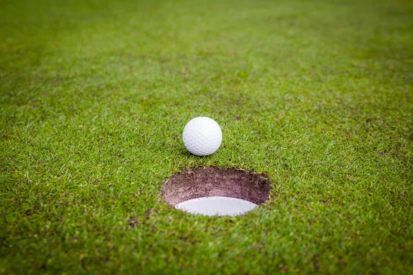 グリーン メドー ゴルフ ボール。カップの唇にゴルフ ・ ボール — ストック写真