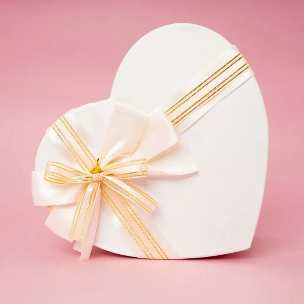 Corazón Caja de regalo con cinta en superficie rosa — Foto de Stock