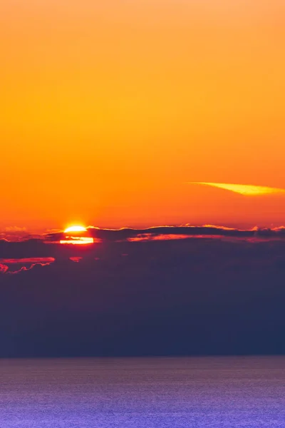 Under Scenic Colorful Sky At Sunset Dawn Sunrise (em inglês). Sol sobre Skyli — Fotografia de Stock