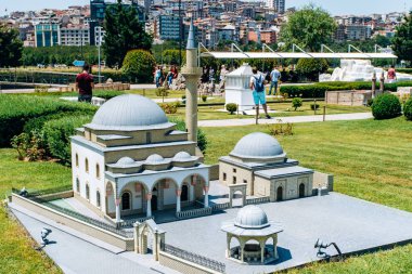 İstanbul, Türkiye - 12 Temmuz 2017: Veysel Karani ve Park Miniatürk Camii 'nin Mezarı