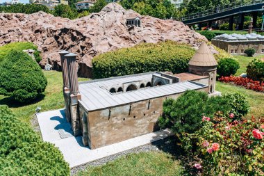 İstanbul, Türkiye - 12 Temmuz 2017: İstanbul Minyatür Parkı 'ndaki İkiz Minare Medrese' nin Bir Kopyası