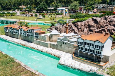 İstanbul, Türkiye - 12 Temmuz 2017: Park Minyatüründeki Amasya Yaliboyu Evleri 'nin bir kopyası
