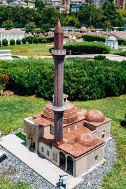 İstanbul, Türkiye - 12 Temmuz 2017: Miniatürk Parkı 'ndaki Konya İnce Minare Madrasa' nın küçültülmüş kopyası